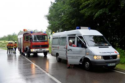 Fahrerin kommt mit Pkw von der Strasse ab - Feuerwehr Schwaikheim muss sie befreien